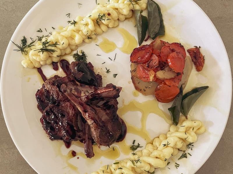 Przytulne wnętrze restauracji Melodia Smaku w Zamościu