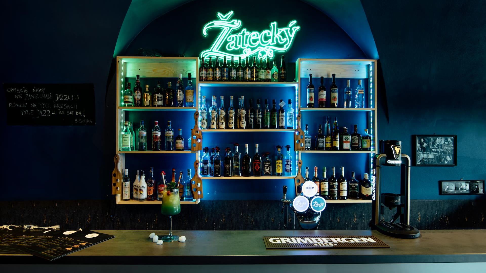 Eleganckie wnętrze restauracji Melodia Smaku w zabytkowej Bramie Szczebrzeskiej w Zamościu
