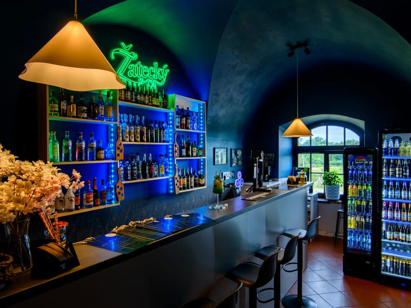 Bar Melodii Smaku z podświetlaną ekspozycją trunków pod sklepionym sufitem