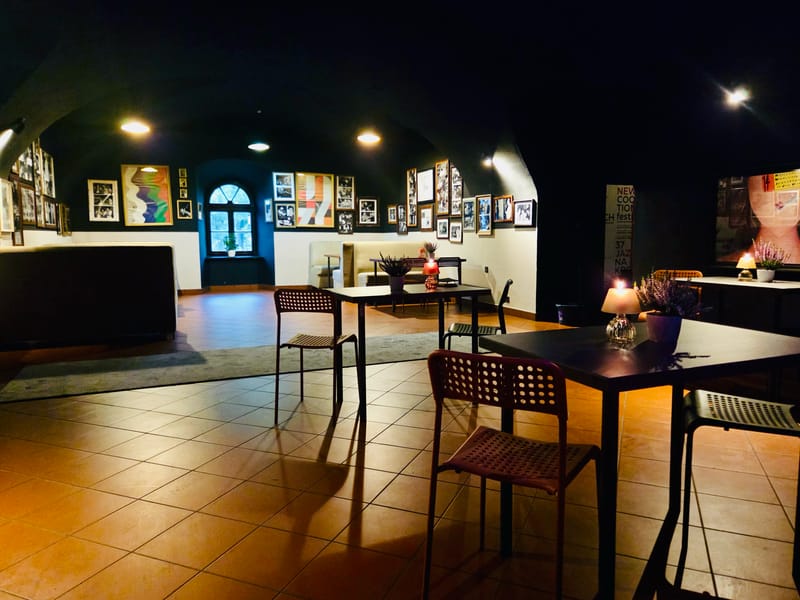 Sala Melodii Smaku ze sklepionym sufitem i stolikami w wieczornym oświetleniu