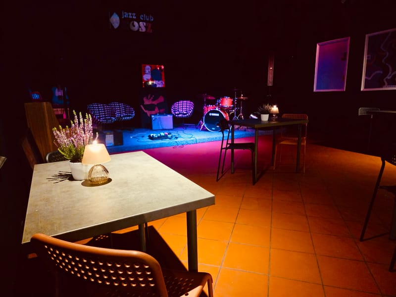 Scena klubowa Melodii Smaku z perkusją i wzmacniaczem, gotowa na koncert